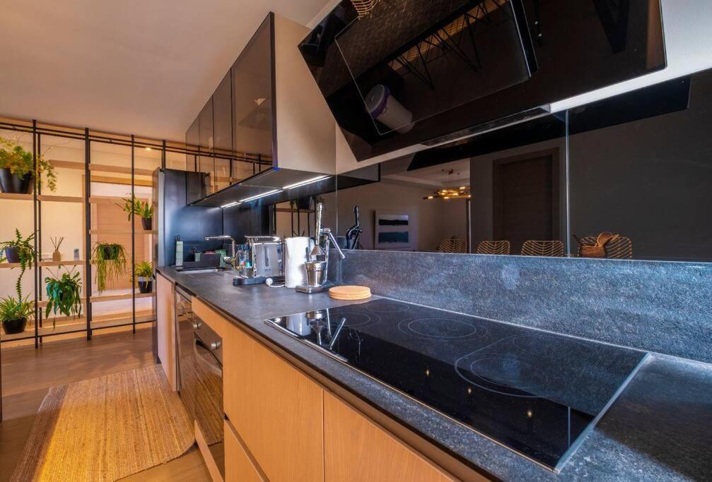 La Vita Moderna - Private Pool Apartment